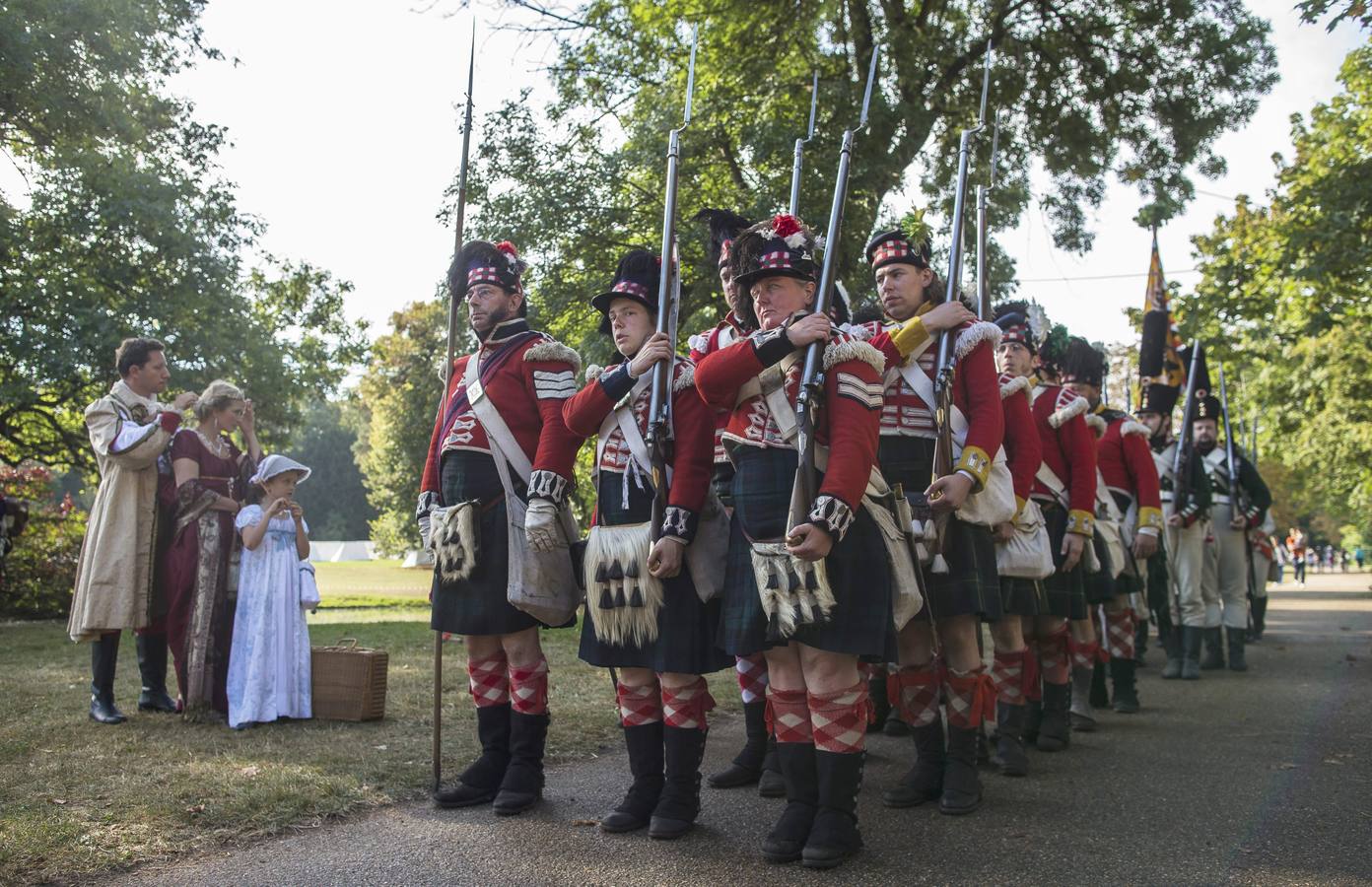 Sábado 20 de septiembre: El 'Imperial Jubilee' reúne a varios cientos de recreadores históricos sobre los terrenos del parque Bois-Preau y el Castillo de Malmaison, conocido como el último hogar de la esposa del emperador Napoleón Bonaparte, Josephine. Durante el transcurso de dos días, re-enactors participar en maniobras militares y desfiles. Foto: EFE/EPA/IAN LANGSDON