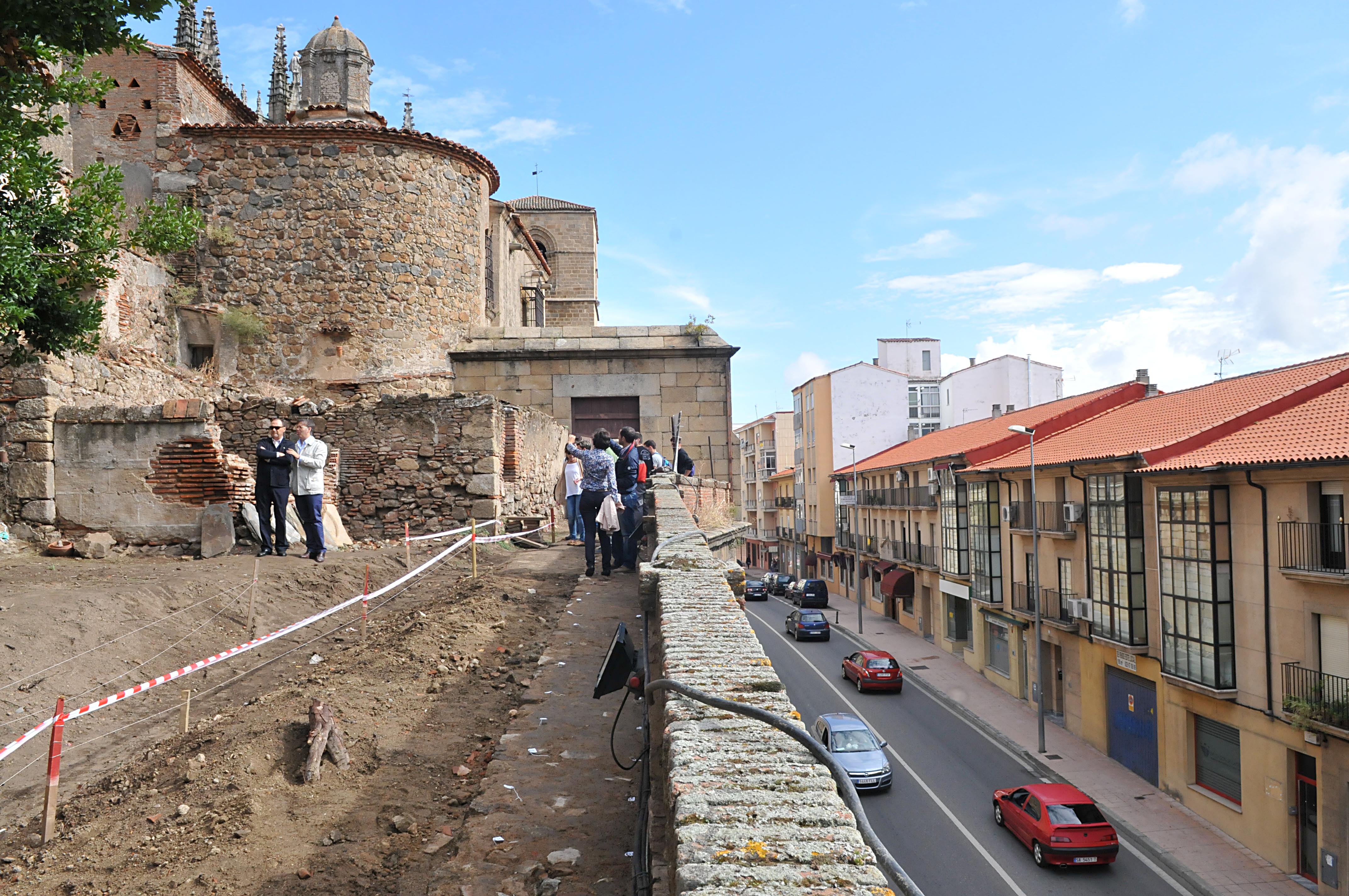 Los trabajos en la barbacana sacan  a la luz nuevos vestigios históricos