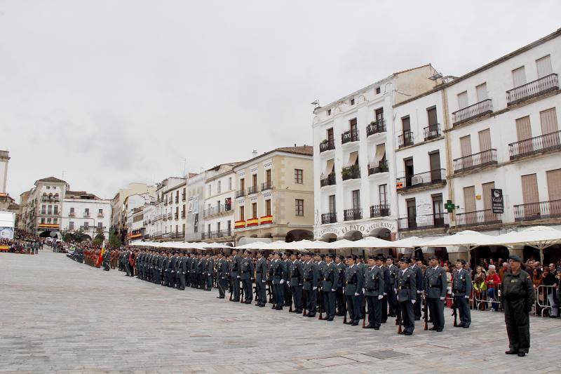 3.000 personas en el primer acto de la Guardia Civil en la Plaza Mayor