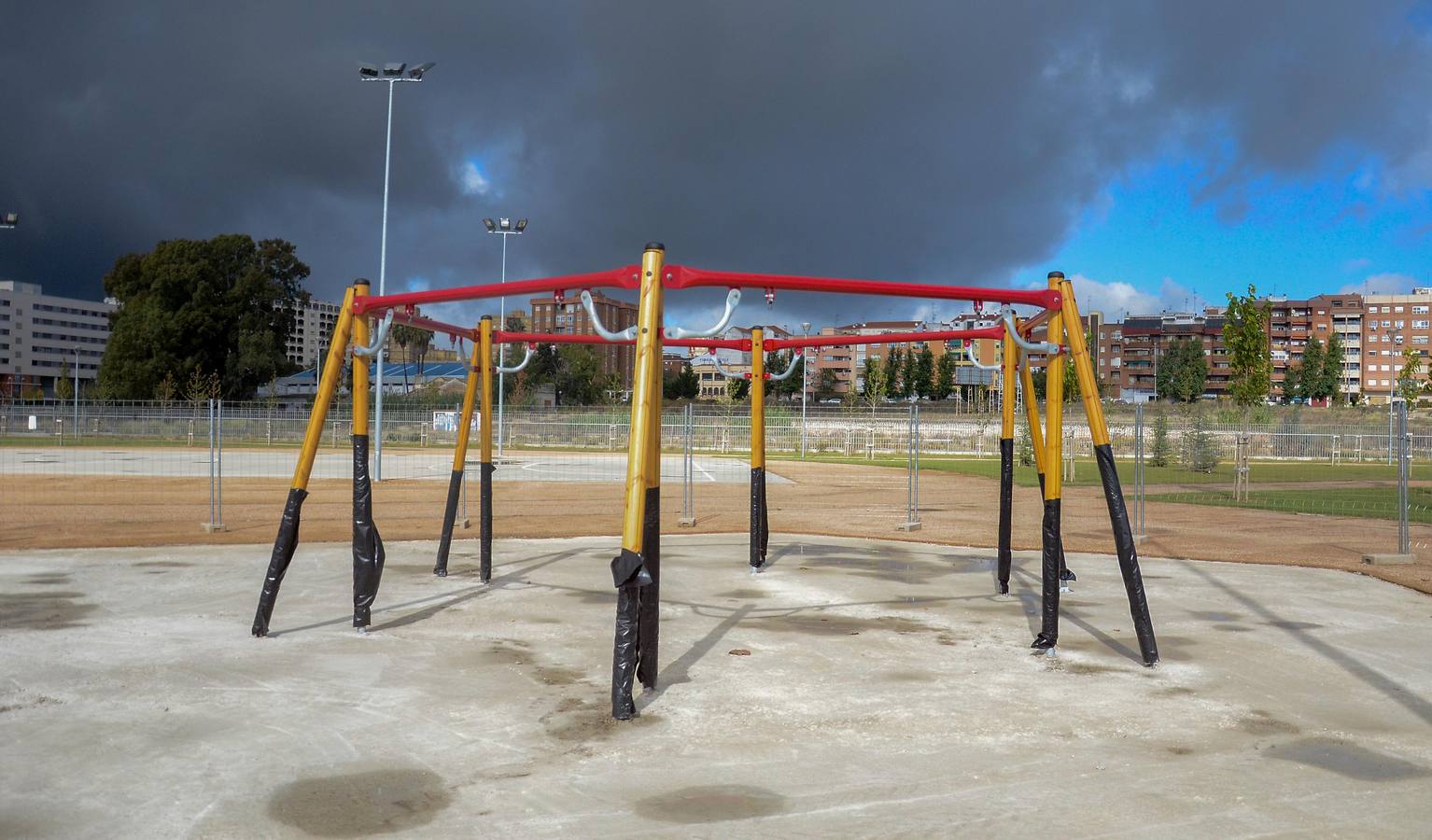 Instalación del mobiliario en el parque de la margen derecha