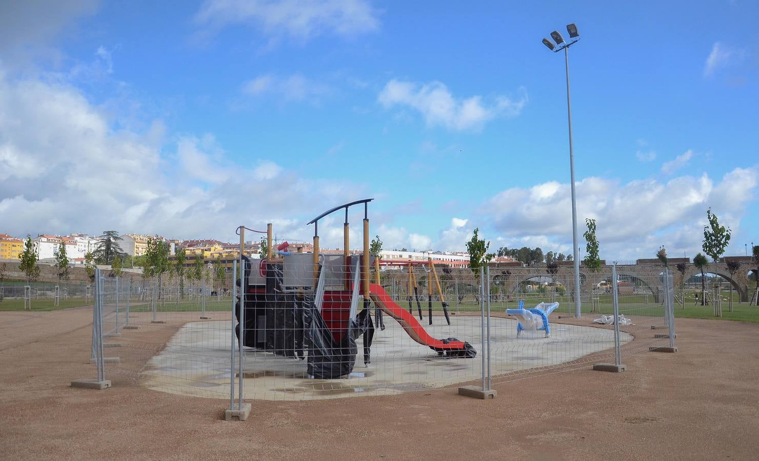 Instalación del mobiliario en el parque de la margen derecha