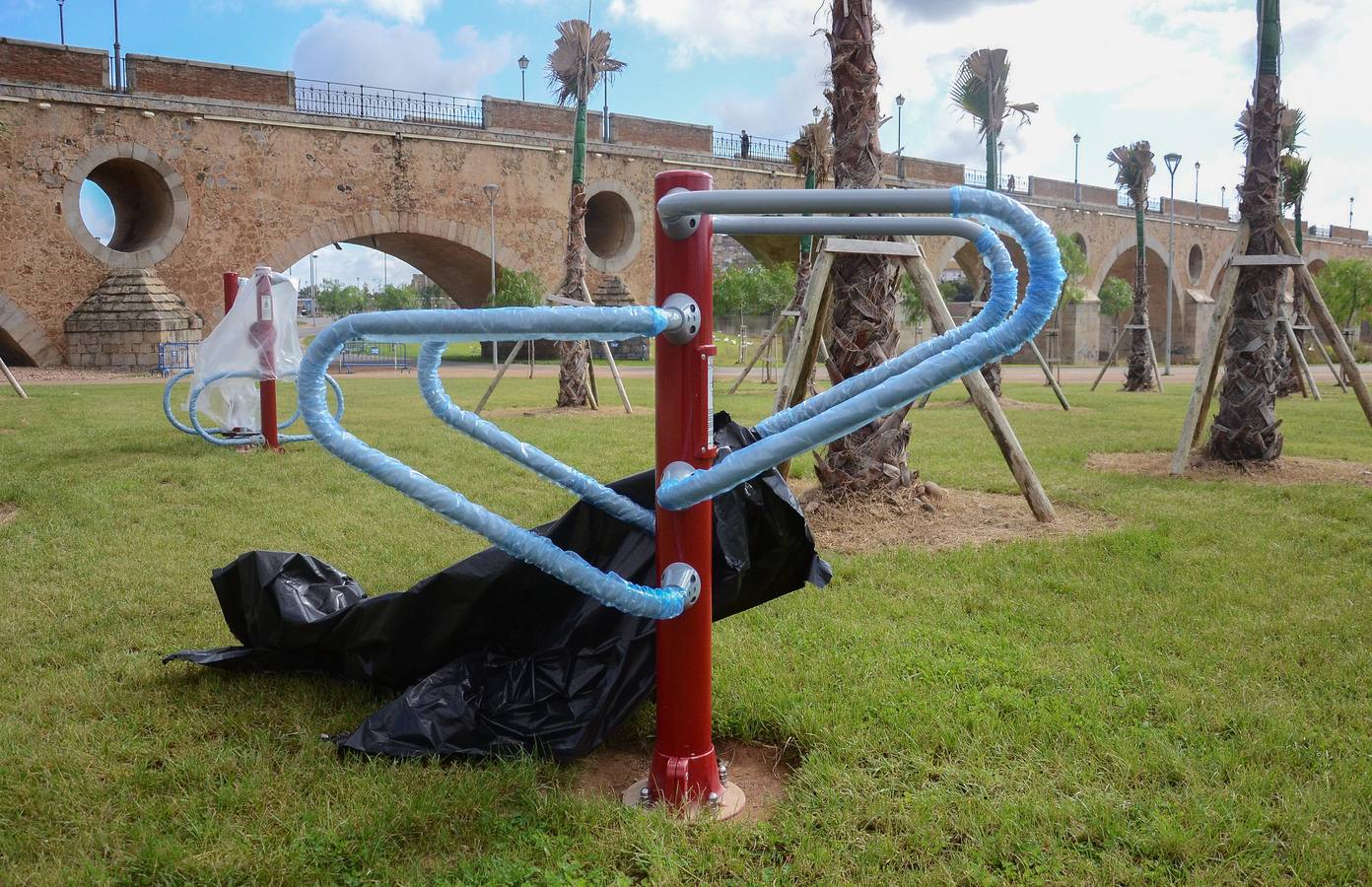 Instalación del mobiliario en el parque de la margen derecha