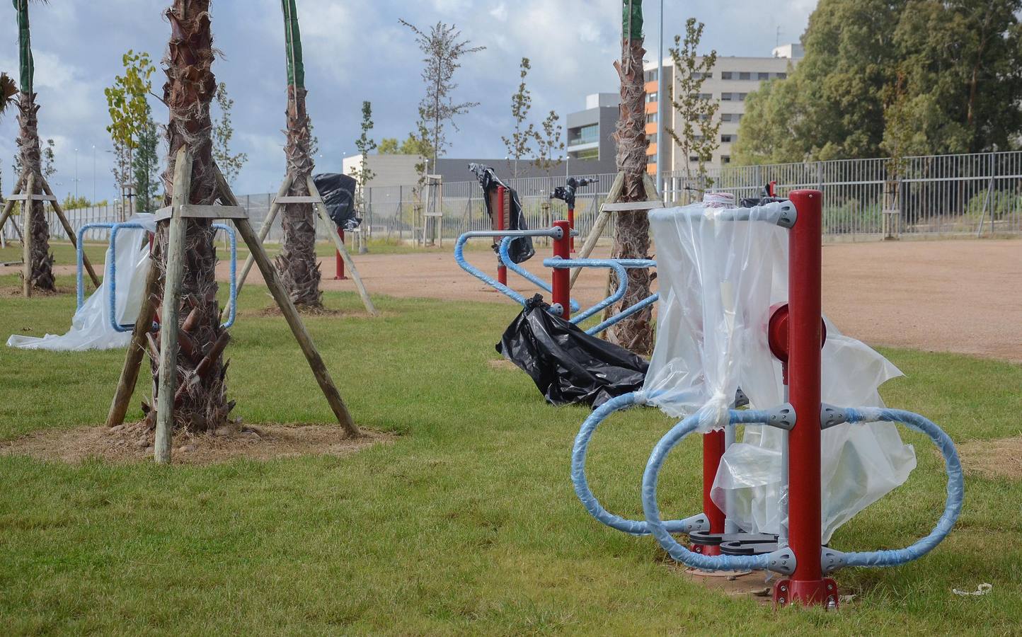 Instalación del mobiliario en el parque de la margen derecha