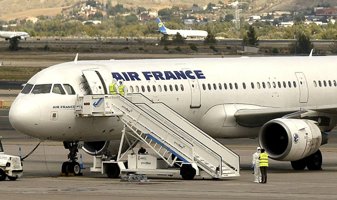 Jueves 16 de octubre: España ha activado el protocolo de emergencia sanitaria en el Aeropuerto Adolfo Suárez Madrid-Barajas por un pasajero de Air France que durante un vuelo entre París y Madrid sufría temblores, lo que hizo que la tripulación alertara a las autoridades sanitarias españolas. Foto: Paco Campos