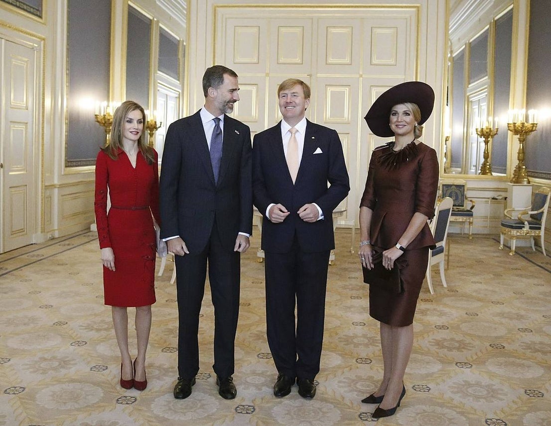 Miércoles 15 de octubre: Los Reyes de España, don Felipe y doña Letizia, a su llegada al Palacio Noordeinden donde fueron recibidos por los reyes Guillermo-Alejandro y Máxima de Holanda, en el inicio de su visita oficial a los Países Bajos. Foto: Paco Campos.