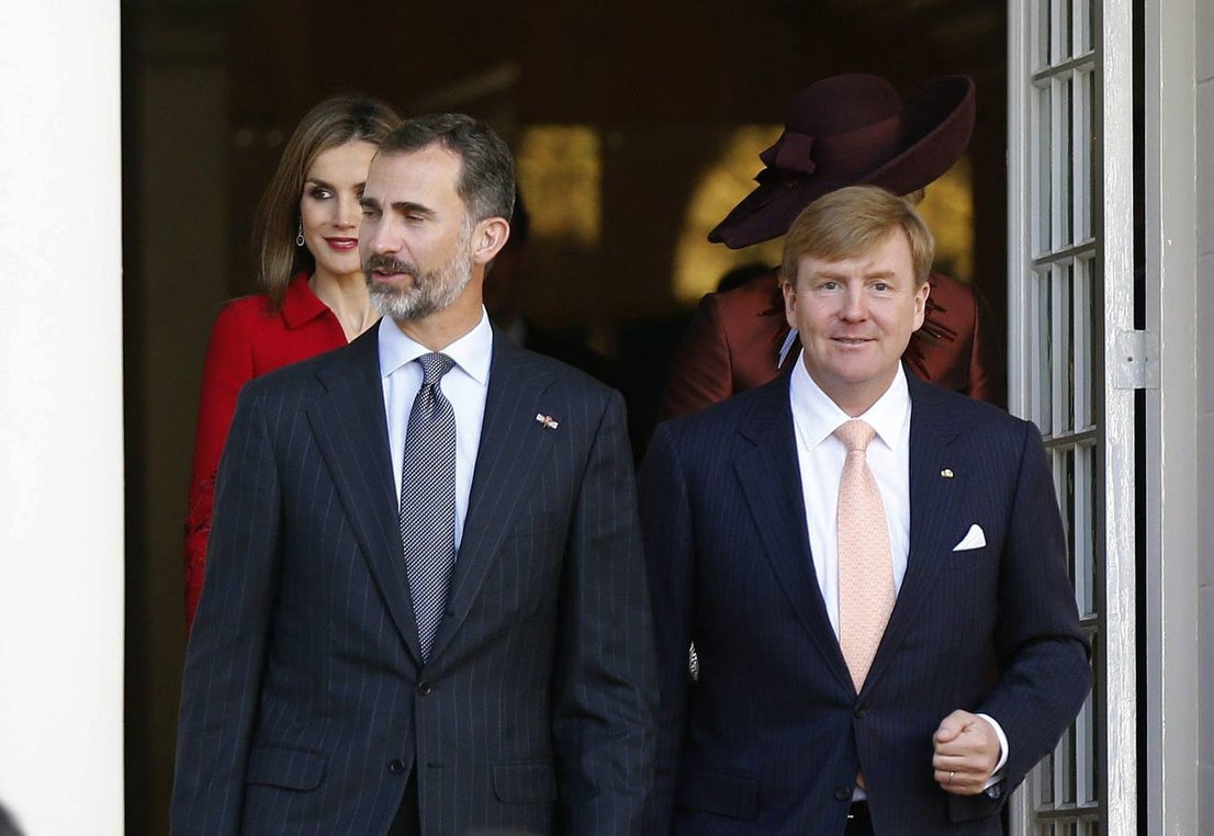 Miércoles 15 de octubre: Los Reyes de España, don Felipe y doña Letizia, a su llegada al Palacio Noordeinden donde fueron recibidos por los reyes Guillermo-Alejandro y Máxima de Holanda, en el inicio de su visita oficial a los Países Bajos. Foto: Paco Campos.