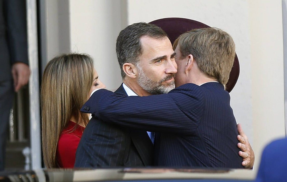 Miércoles 15 de octubre: Los Reyes de España, don Felipe y doña Letizia, a su llegada al Palacio Noordeinden donde fueron recibidos por los reyes Guillermo-Alejandro y Máxima de Holanda, en el inicio de su visita oficial a los Países Bajos. Foto: Paco Campos.