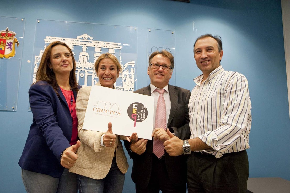 Viernes 17 de octubre: La ciudad de Cáceres proclamada capital española de la gastronomia. Se impone a Valencia, Lugo, Huesca y Cartagena, por lo que sucederá a Vitoria, que ostenta el título durante el presente año.  La Junta de Extremadura  reforzará la partida para la capitalidad por lo que el presupuesto final rondará los 620.000 euros Foto: Jorge Rey