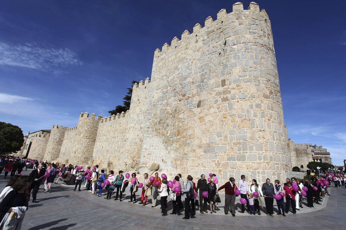 Domingo, 19 de octubre. Celebración del día contra el cáncer de mama en diferentes rincones del planeta como Barcelona, Ávila, Zaragoza, Cancún o Estados Unidos. Se han realizado diferentes actos de concienciación como cadenas humanas, firmas, suelta de globos, carreras de la mujer e incluso se han podido ver referencias al día en actos deportivos como el partido de rugby en el que se enfrentaron Toronto Argonauts contra Alouettes de Montreal, donde los jugadores lucieron medias rosas. Fotografías: Agencias.