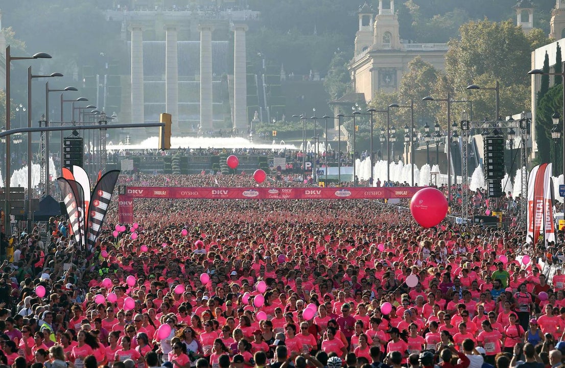 Domingo, 19 de octubre. Celebración del día contra el cáncer de mama en diferentes rincones del planeta como Barcelona, Ávila, Zaragoza, Cancún o Estados Unidos. Se han realizado diferentes actos de concienciación como cadenas humanas, firmas, suelta de globos, carreras de la mujer e incluso se han podido ver referencias al día en actos deportivos como el partido de rugby en el que se enfrentaron Toronto Argonauts contra Alouettes de Montreal, donde los jugadores lucieron medias rosas. Fotografías: Agencias.