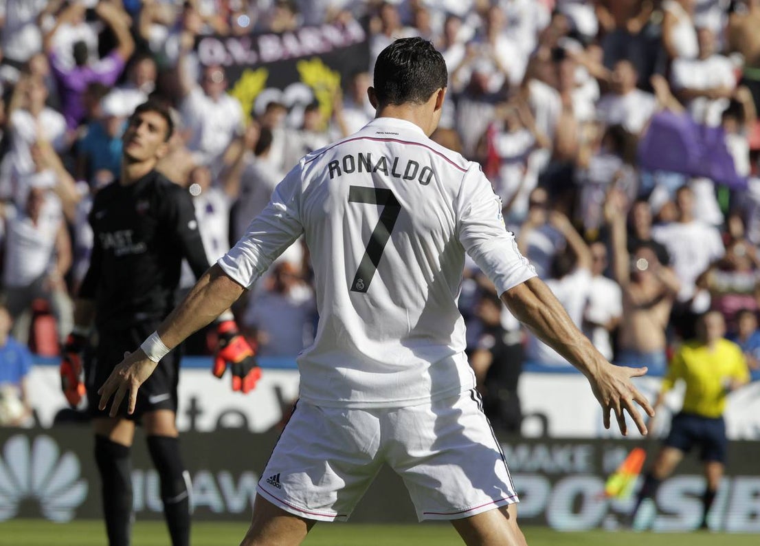 Sábado 18 de octubre. Real Madrid y Barcelona vencieron en sus partidos ante el Levante y el Eibar respectivamente, en los que volvieron a marcar Cristiano Ronado y Messi. Fotografía. AFP/REUTERS