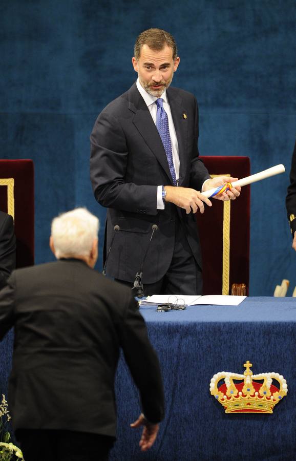 Don Felipe procede a la entrega del Premio Príncipe de Asturias de las Artes al arquitecto Frank Gehry.