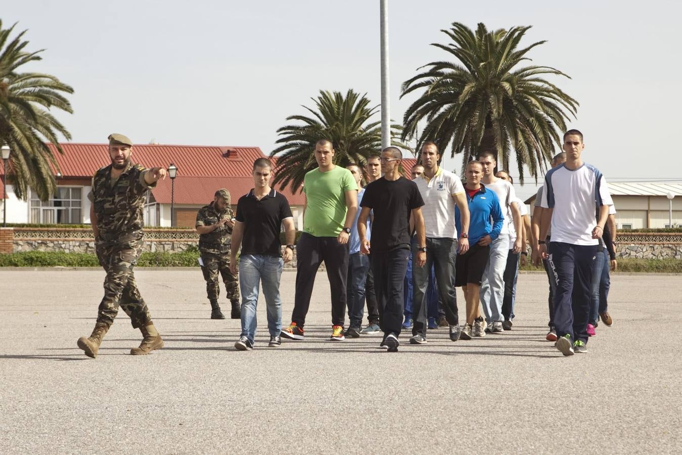 Lunes, 20 de octubre. El Centro de Formación de Tropa (Cefot), número 1 de Cáceres, recibió el segundo ciclo de alumnos de este año, compuesto por 545 jóvenes. Estarán formándose durante cuatro meses, hasta febrero de 2015. Fotos: Jorge Rey