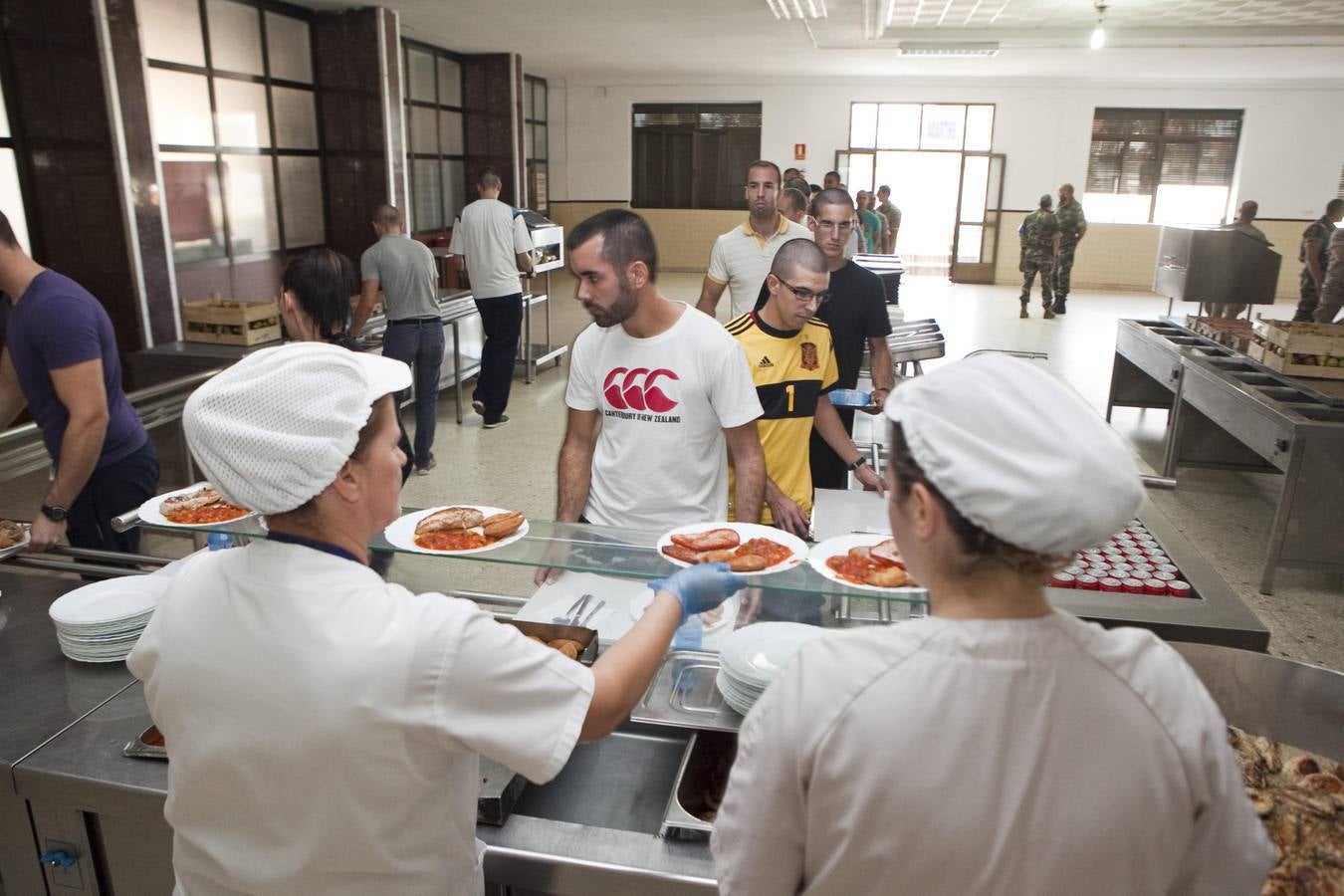 Lunes, 20 de octubre. El Centro de Formación de Tropa (Cefot), número 1 de Cáceres, recibió el segundo ciclo de alumnos de este año, compuesto por 545 jóvenes. Estarán formándose durante cuatro meses, hasta febrero de 2015. Fotos: Jorge Rey