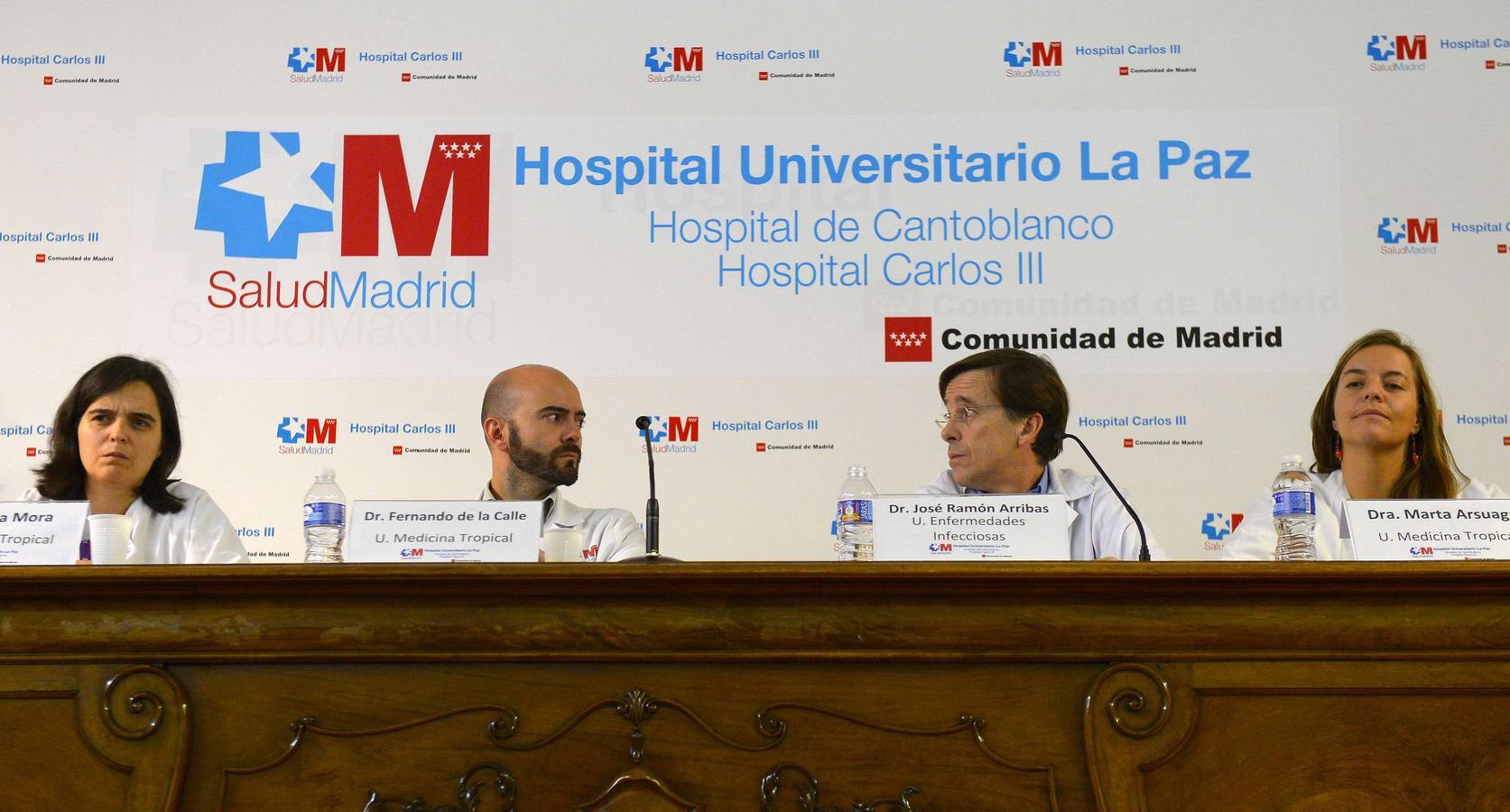 Martes 21 de octubre. Miembros del equipo médico que atiende a la auxiliar de enfermería contagiada con el virus del Ébola, Teresa Romero, momentos antes de la rueda de prensa que ofrecieron en el Hospital Carlos III de Madrid donde informaron de que Teresa ha superado la infección tras dar negativo en dos análisis realizados el domingo pasado. Foto: EFE/AFP