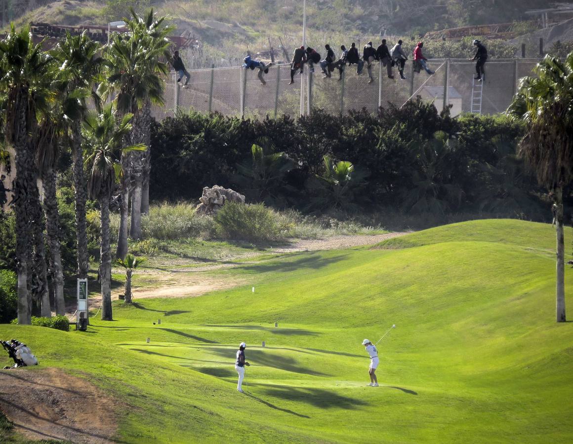 Miércoles, 22 de octubre: Unos 400 inmigrantes de origen subsahariano intentaron un nuevo salto a la valla que separa Marruecos de España en Melilla. Muchos se encaramaron desde primera hora de la mañana y bajaron tras permanecer en lo alto alrededor de seis horas. Fotografías: Reuters. Jesús Blasco de Avellaneda.