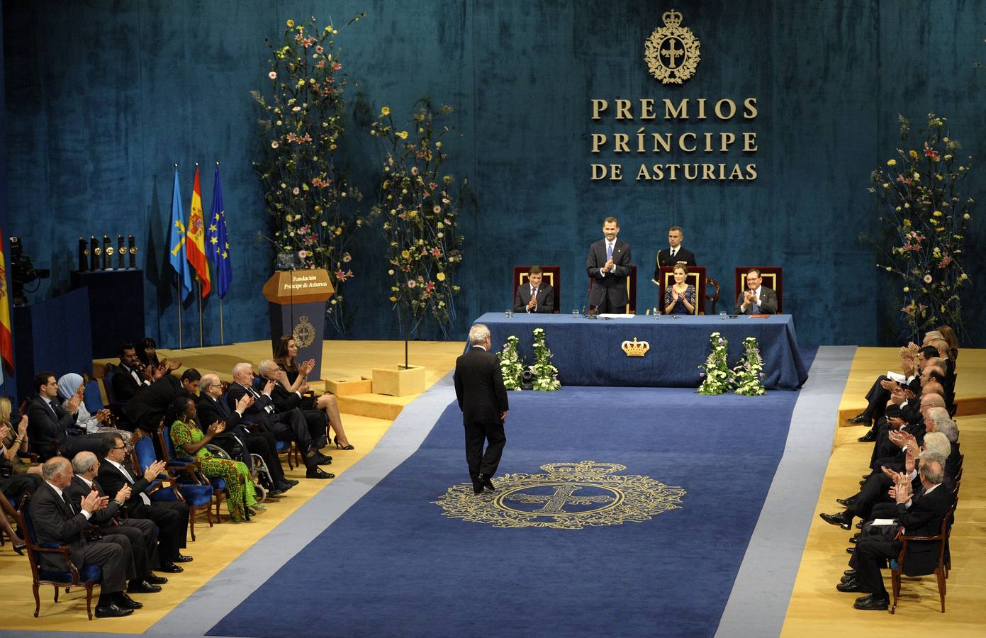 Viernes, 24 de octubre: Ceremonia de entrega de los Premios Príncipe de Asturias en el Teatro Campoamor de Oviedo, donde fueron galardonados: Frank O. Gehry (Artes); Joseph Pérez (Ciencias Sociales); Joaquín Salvador Lavado Tejón, Quino (Comunicación y Humanidades); Avelino Corma Canós, Mark E. Davis y Galen D. Stucky (Investigación Científica y Técnica); John Banville (Letras); Programa Fulbright (Cooperación Internacional); Maratón de Nueva York (Deportes) y Caddy Adzuba (Concordia). Fotografías: Agencias.