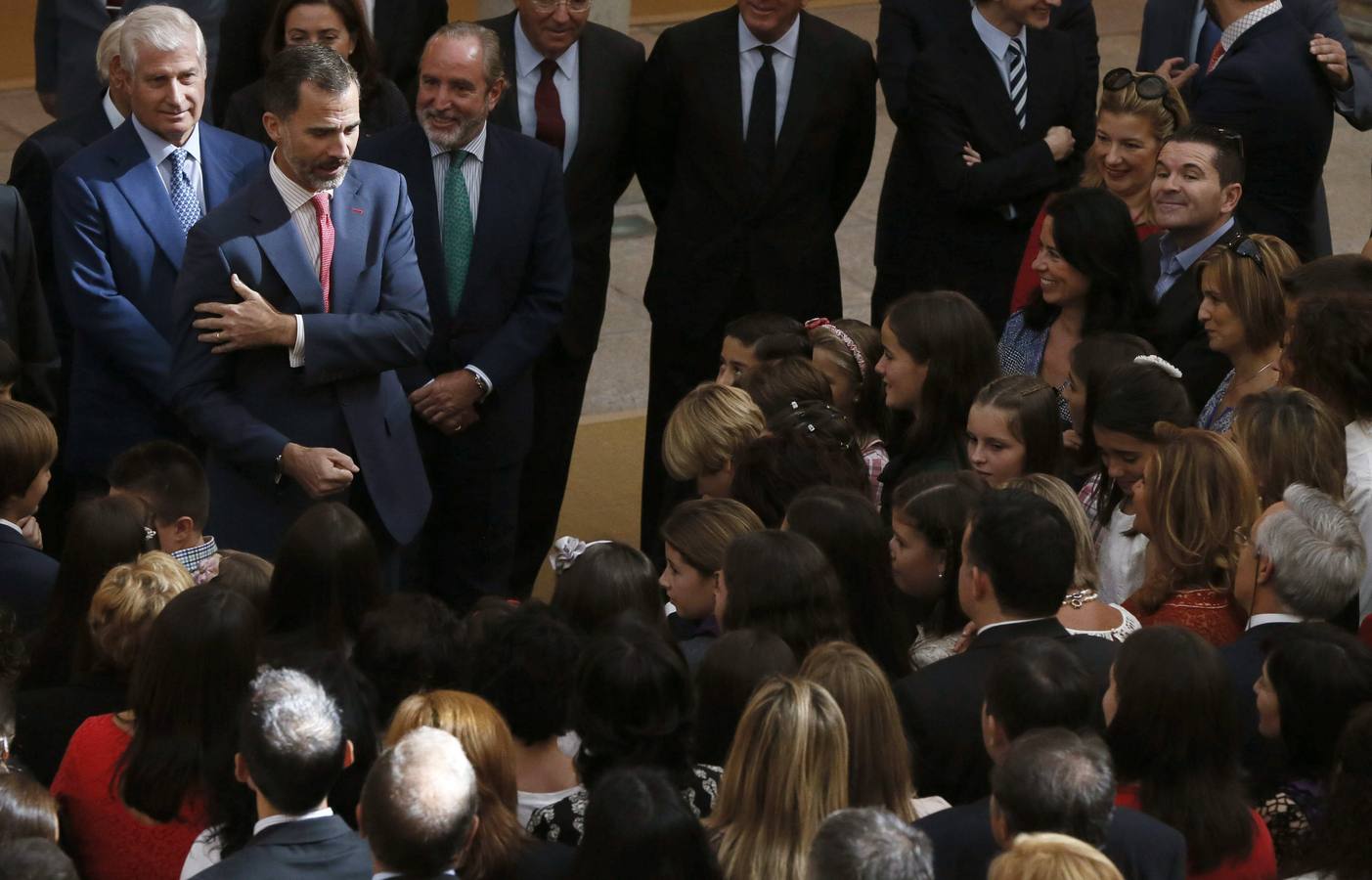 El rey Felipe VI recibe en audicencia a los niños y niñas ganadores de la XXXII y XXXIII ediciones del concurso escolar '¿Qué es un Rey para ti?'.