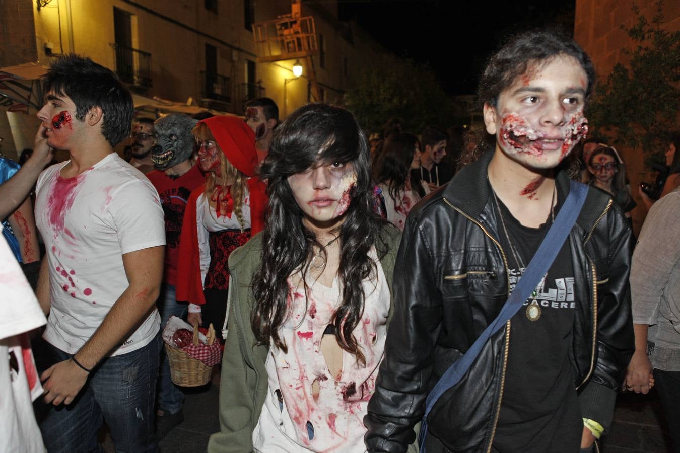 Sábado, 25 de octubre: IV marcha zombi eni quiso aprovechar el día al completo y desde primera hora comenzaron los trabajos de maquillaje de los alumnos del instituto Virgen de Guadalupe y la academia Carlos Tello en la zona del Foro de los Balbos. Se superaron las 600 personas maquilladas. Fotografía: Armando Méndez