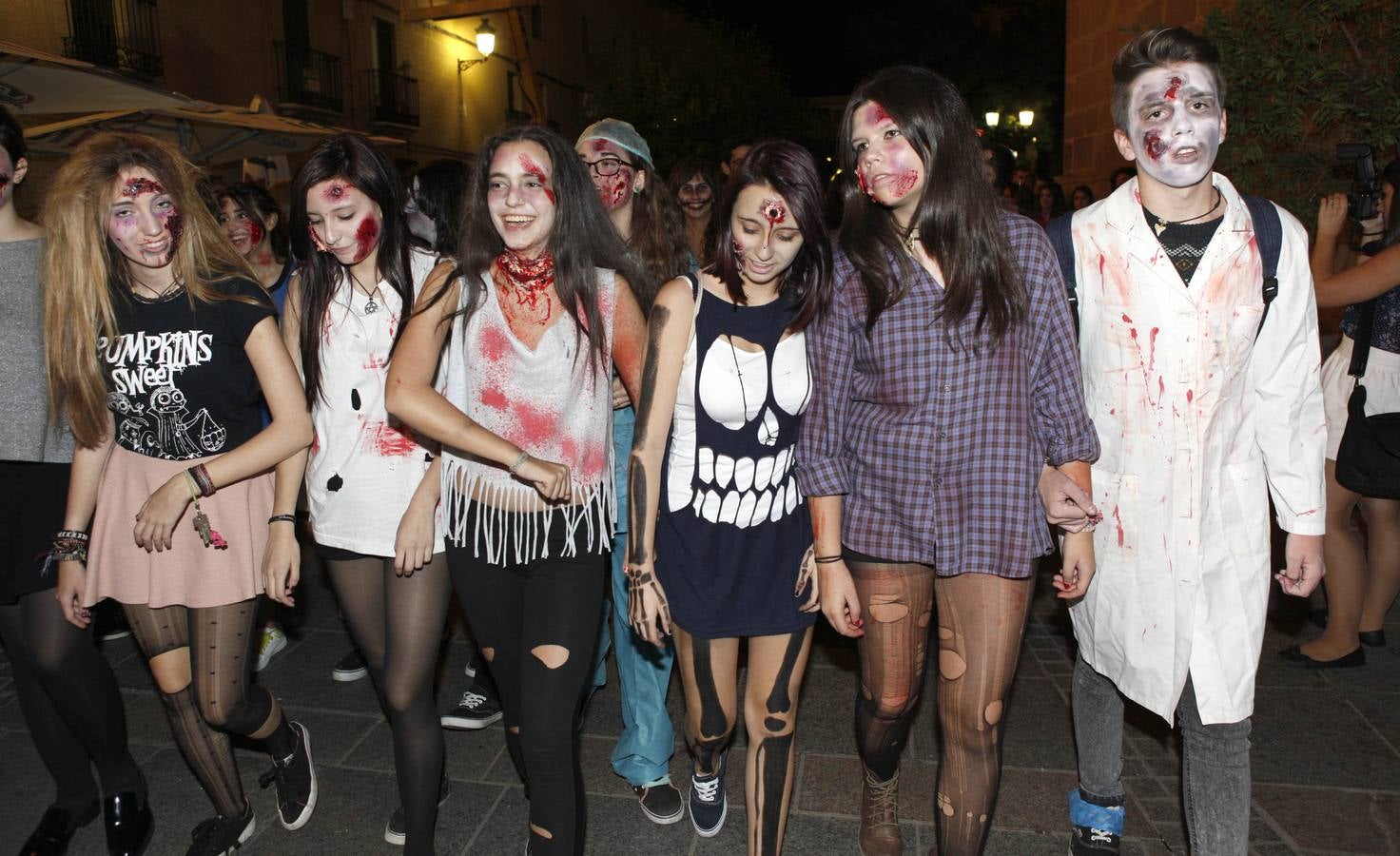 Sábado, 25 de octubre: IV marcha zombi eni quiso aprovechar el día al completo y desde primera hora comenzaron los trabajos de maquillaje de los alumnos del instituto Virgen de Guadalupe y la academia Carlos Tello en la zona del Foro de los Balbos. Se superaron las 600 personas maquilladas. Fotografía: Armando Méndez