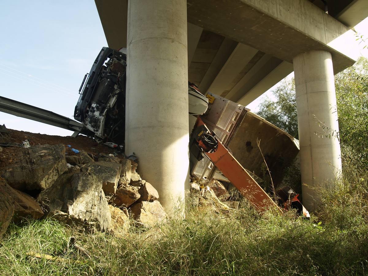 Muere un vecino de Nogales tras volcar el camión grúa que conducía