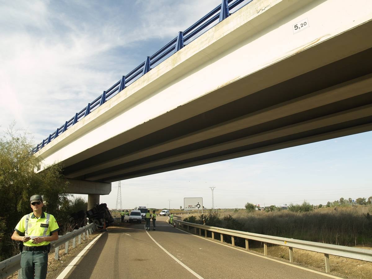 Muere un vecino de Nogales tras volcar el camión grúa que conducía