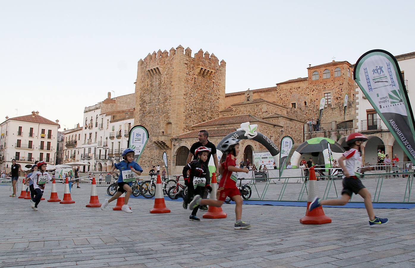 La Plaza Mayor de Cáceres acoge el II Circuito Baby Duatlón