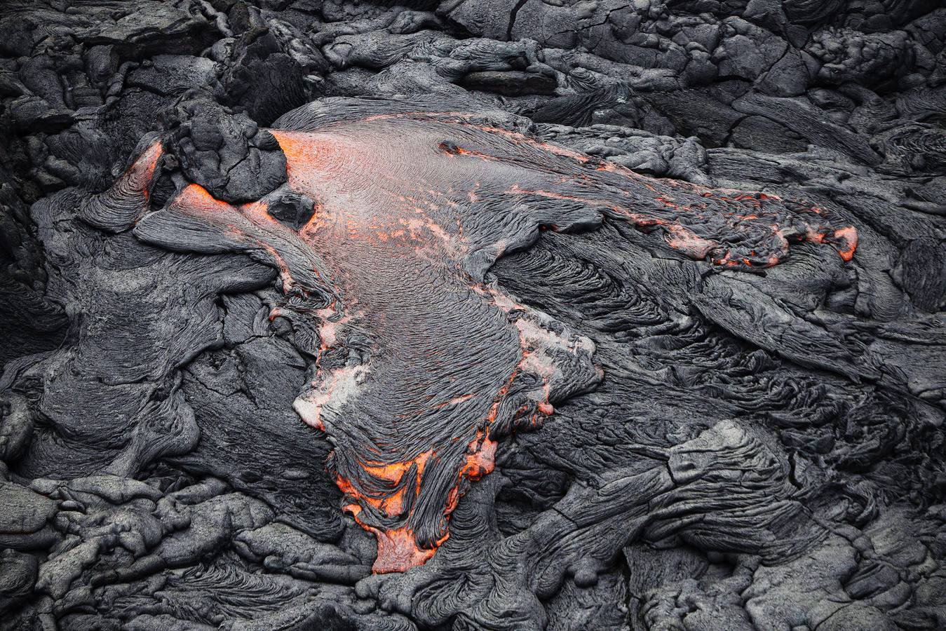 Jueves, 30 de octubre: Tras la erupción del volcán Kalauea, en Hawai, algunos operarios tratan de desviar la lava que baja por la ladera para evitar que arrase la aldea Pahoa. Un río de lava fundida se desplaza lentamente por las zonas agrícolas y residenciales de Isla Grande desde hace semanas arrasando todo aquello que encuentra a su paso. Fotografías: REUTERS/EFE