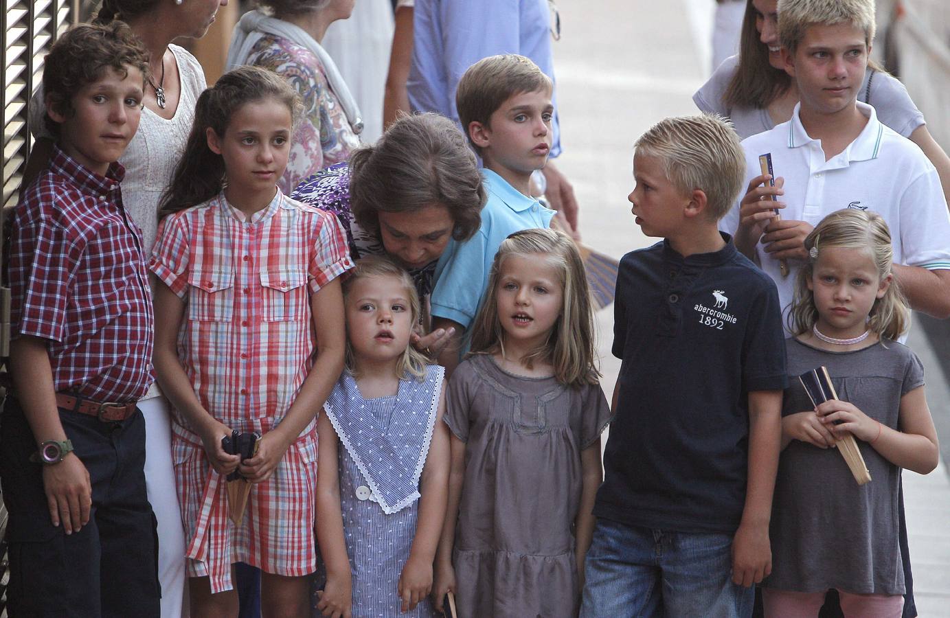 La reina doña Sofia junto a sus nietos, las infantas Leonor y Sofía, Felipe Juan Froilán y Victoria Federica, Miguel, Irene, Juan Valentín y Pablo, tras una comida en Palma de Mallorca