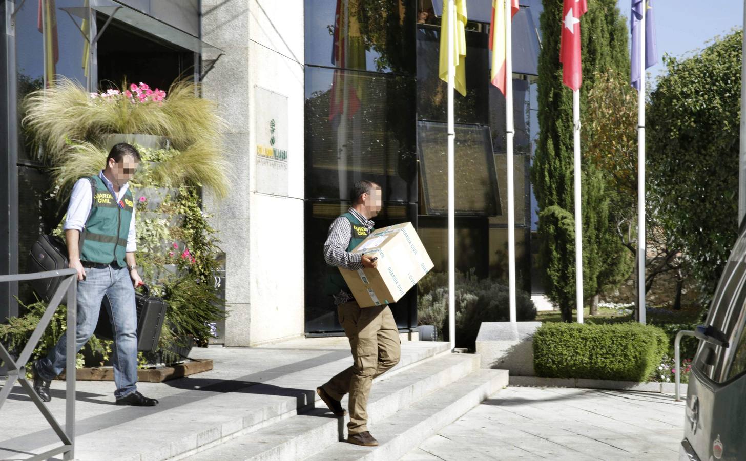 Lunes, 27 de octubre. El ayuntamiento de Valdemoro ha sido registrado por agentes de la Guardia Civil, dentro de la denominada 'Operación Púnica', en la que su alcalde José Carlos Boza Lechuga, del PP, ha sido detenido, junto al alcalde de Parla, José María Fraile; el presidente de la Diputación de León, Marcos Martínez, y el exsecretario general del PP de Madrid, Francisco Granados, entre otros, como integrantes, supuestamente, de una trama de corrupción municipal y autonómica que operaba principalmente en Madrid, Murcia, León y Valencia en la que estarían cobrando comisiones ilegales por la adjudicación de obras y servicios. Fotografías: Agencias