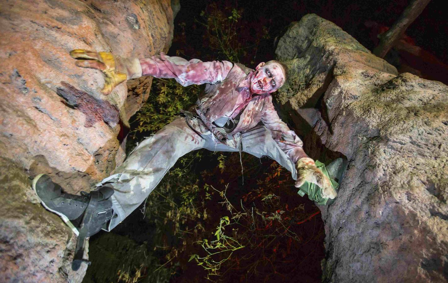 Viernes, 31 de octubre. Millones de personas en todo el planeta celebraron la noche de Halloween saliendo a la calle con terroríficos disfraces y en muchos casos con un maquillaje que bien podrían ser de una superproducción televisiva. Fotografías: EFE/REUTERS/AFP