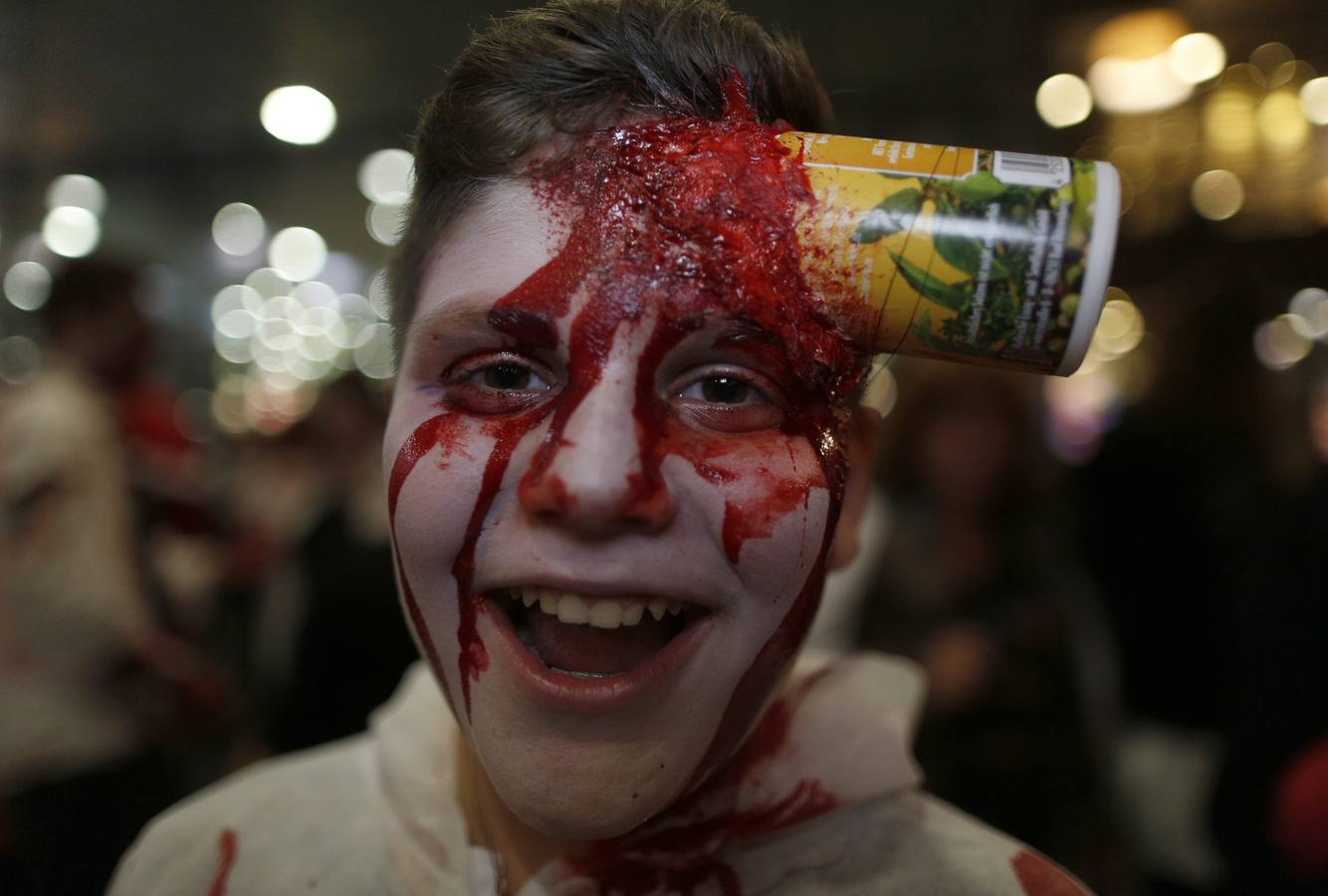 Viernes, 31 de octubre. Millones de personas en todo el planeta celebraron la noche de Halloween saliendo a la calle con terroríficos disfraces y en muchos casos con un maquillaje que bien podrían ser de una superproducción televisiva. Fotografías: EFE/REUTERS/AFP