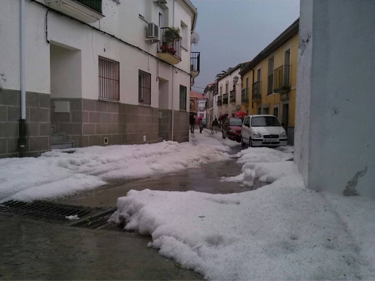 Domingo, 2 de noviembre:  Una tormenta de granizo provoca varios incidentes en Trujillo. Cayó en poco tiempo tras horas de lluvia, lo que hizo que varias calles quedaran intransitables. Foto: Javier Sánchez Pablos