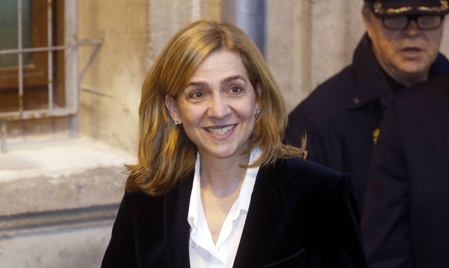 Viernes, 7 de noviembre: La Sección Segunda de la Audiencia Provincial del Palma decidió finalmente juzgar a la infanta Cristina por delito fiscal. De esta forma, la hermana del Rey se sentará en el banquillo de los acusados del 'caso Nóos' junto a su marido y la otra decena de imputados. Fotografía: Agencias