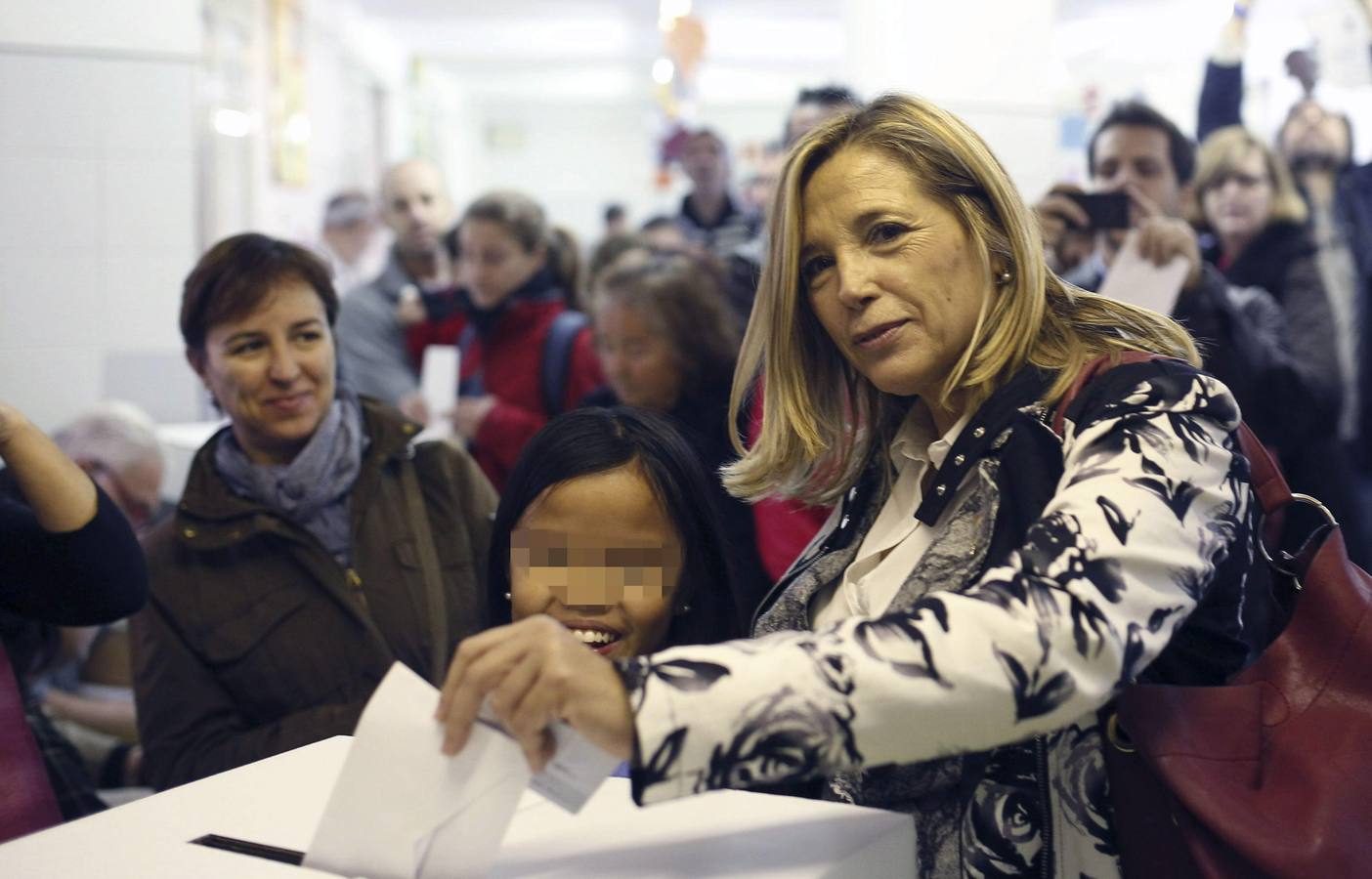 La vicepresidenta de la Generalitat, Joana Ortega, ha acudido al colegio Sagrada Familia de Barcelona.