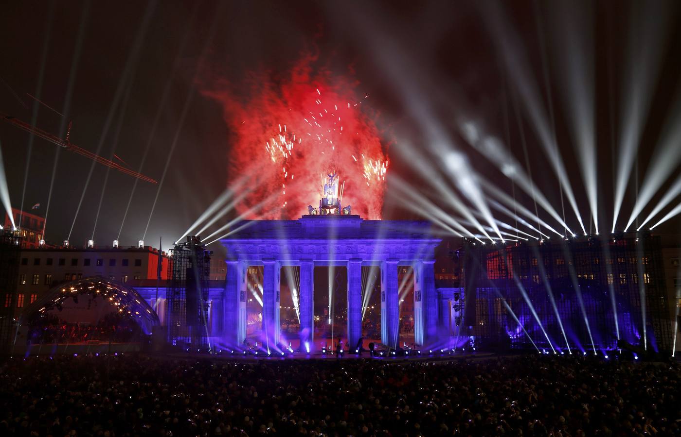 El cielo de Berlín se ilumina para festejar la caída del Muro hace 25 años