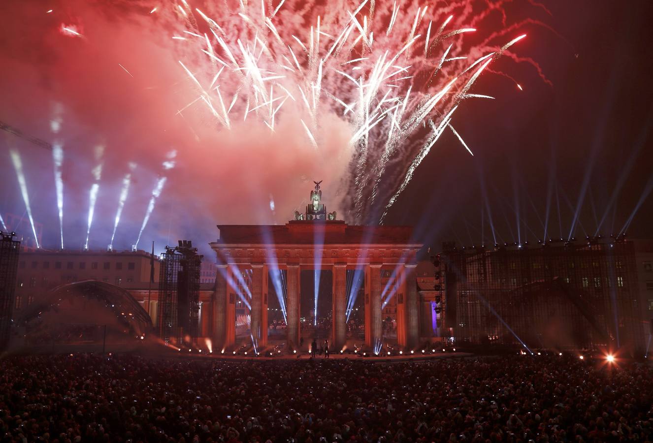 El cielo de Berlín se ilumina para festejar la caída del Muro hace 25 años