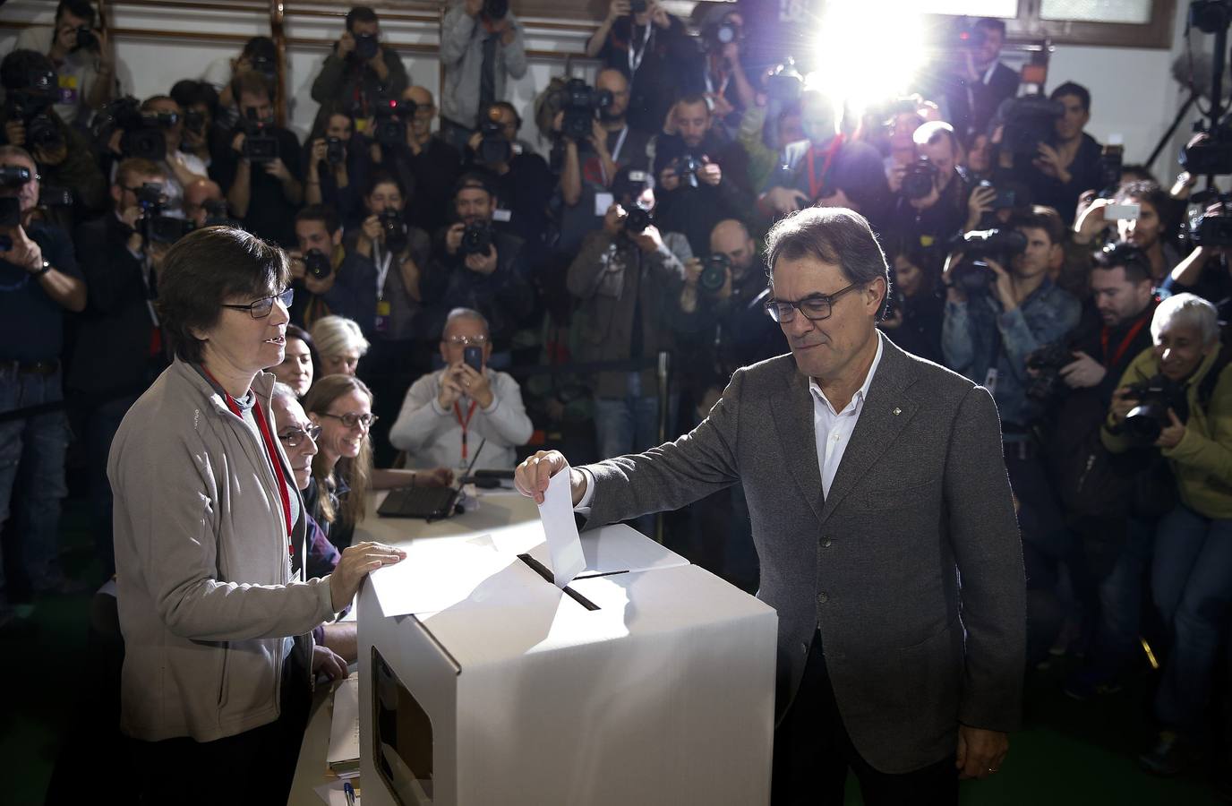 Domingo, 9 de noviembre: Jornada participativa, sin carácter vinculante, convocada hoy para que los catalanes se pronuncien sobre la independencia de Cataluña. Fotografías: REUTERS/EFE