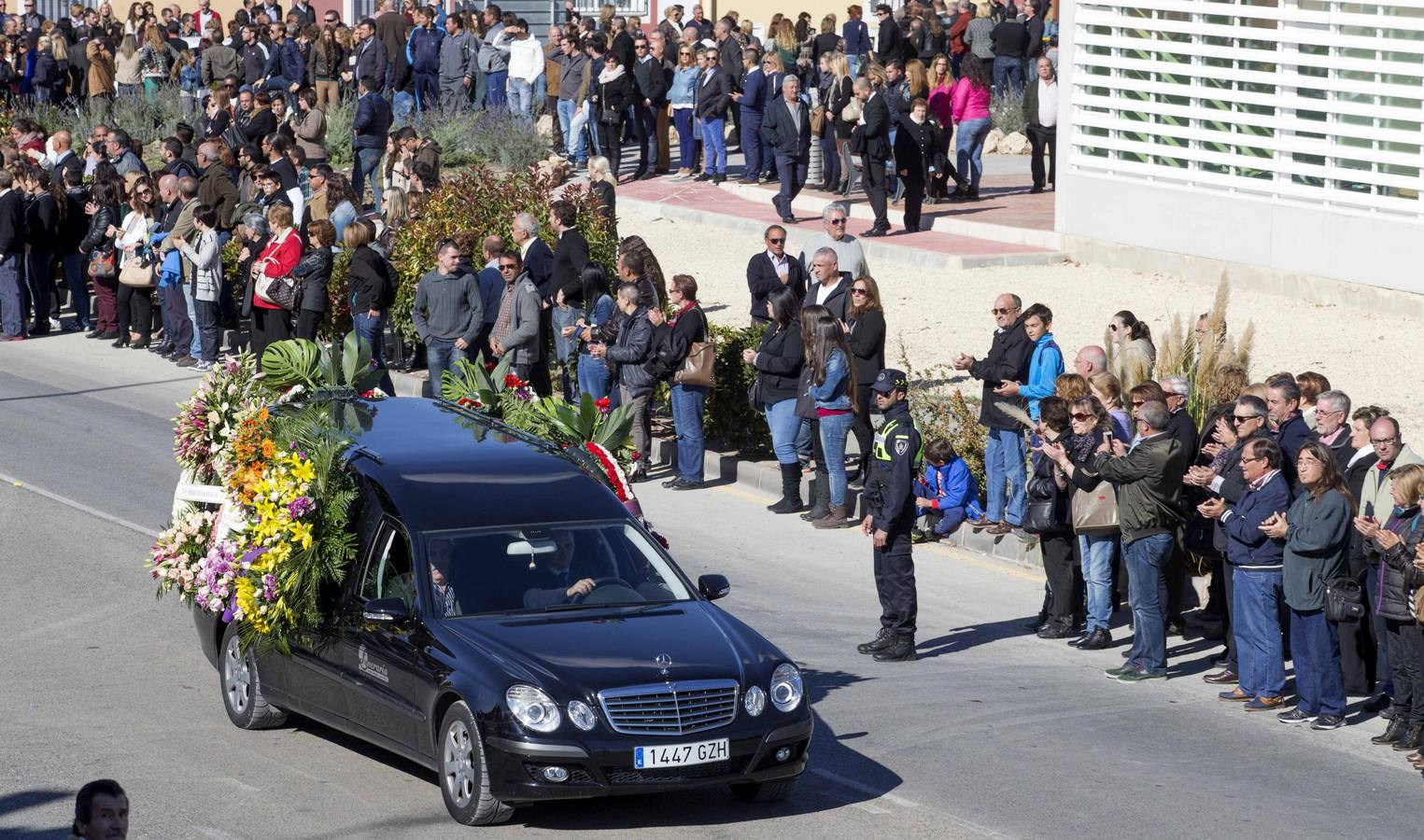 Lunes, 10 de noviembre. La comitiva de los coches fúnebres trasladan al cementerio de Bullas los restos morales de las catorce personas fallecidas la noche del pasado sábado en el accidente del autobús en Cieza, tras el funeral que se ha oficiado hoy en el pabellón Juan Valera de Bullas. EFE/Marcial Guillén