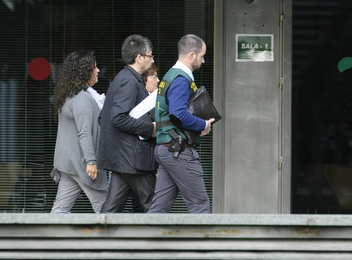 Martes, 11 de noviembre. Agentes de la Unidad Central Operativa (UCO) de la Guardia Civil en la sede de la Diputación Provincial de Sevilla, donde esta mañana han detenido al responsable de carreteras de la Diputación de Sevilla, Carlos P.C. , mientras continúan los registros en esta institución en la tercera fase de la Operación Madeja contra una trama de pagos ilegales en el Ayuntamiento de la capital andaluza, ordenado por la jueza Mercedes Alaya. Fotografía: EFE/Raúl Caro