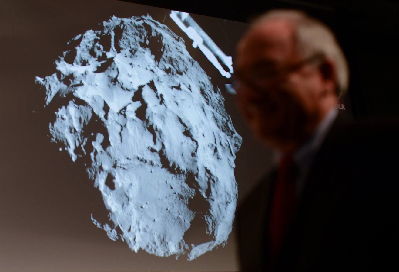 Miércoles, 12 de noviembre: Aterrizaje exitoso del módulo Philae sobre la superficie del cometa 67/P Churyumov-Gerasimenko en el centro de control de satélites de la ESA, en Darmstadt (Alemania). El aterrizaje se produjo a las 16.02 horas GMT y el objetivo de la misión es estudiar en detalle el cometa, averiguar el agua que tiene dentro y conocer si hay moléculas complejas -origen de la vida-. Fotografía: Arne Dedert