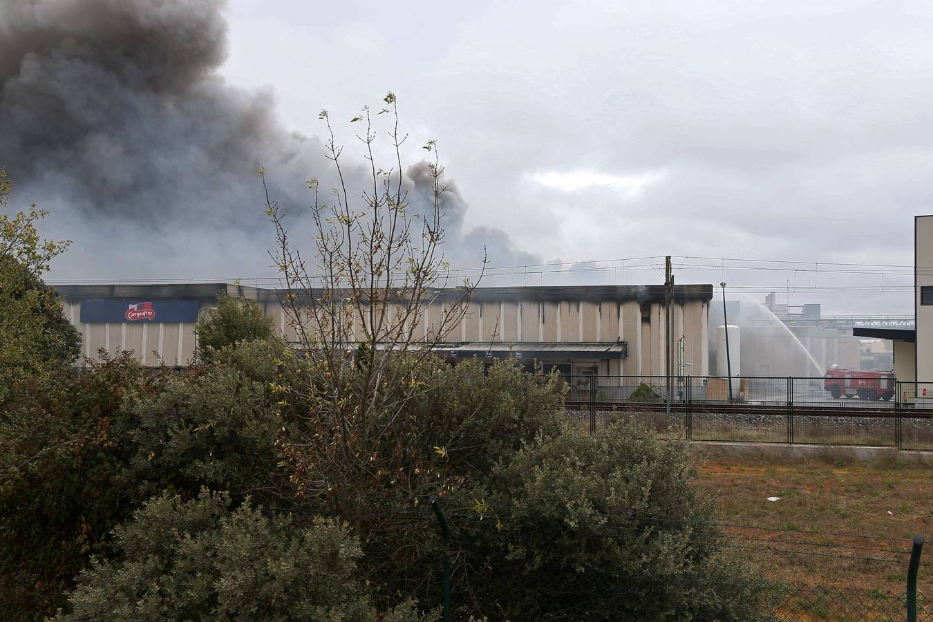 Domingo, 16 de noviembre: Vista del humo del incendio que causó daños muy graves en la planta principal de la empresa cárnica Campofrío en Burgos, en el polígono industrial de Gamonal-Villayuda. No se produjo ningún herido. El denso humo provocado por las llamas, obligó  cortar la ronda de circunvalación de la capital burgalesa y causando la colisión de dos camiones, por la escasa visibilidad.