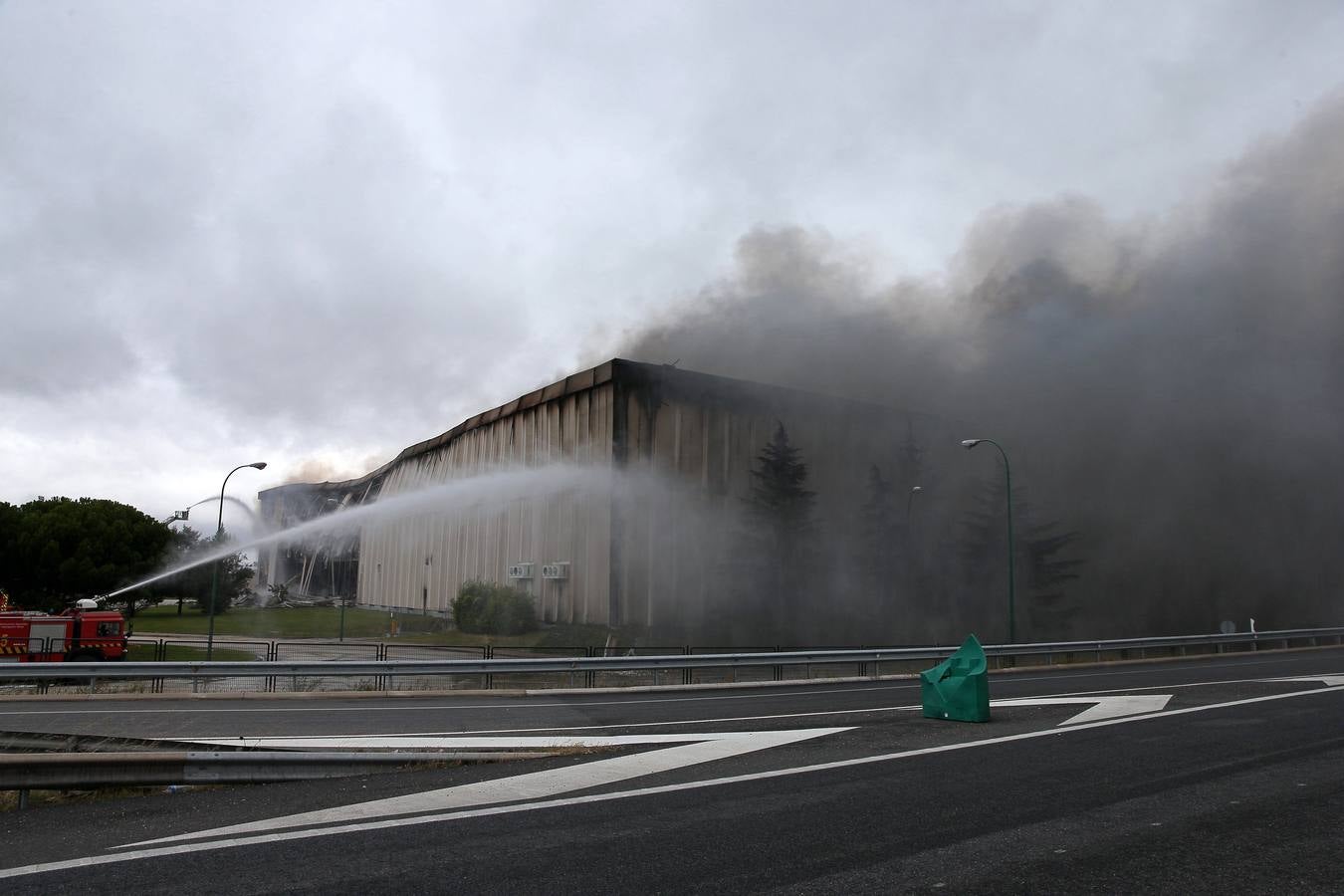 Domingo, 16 de noviembre: Vista del humo del incendio que causó daños muy graves en la planta principal de la empresa cárnica Campofrío en Burgos, en el polígono industrial de Gamonal-Villayuda. No se produjo ningún herido. El denso humo provocado por las llamas, obligó  cortar la ronda de circunvalación de la capital burgalesa y causando la colisión de dos camiones, por la escasa visibilidad.