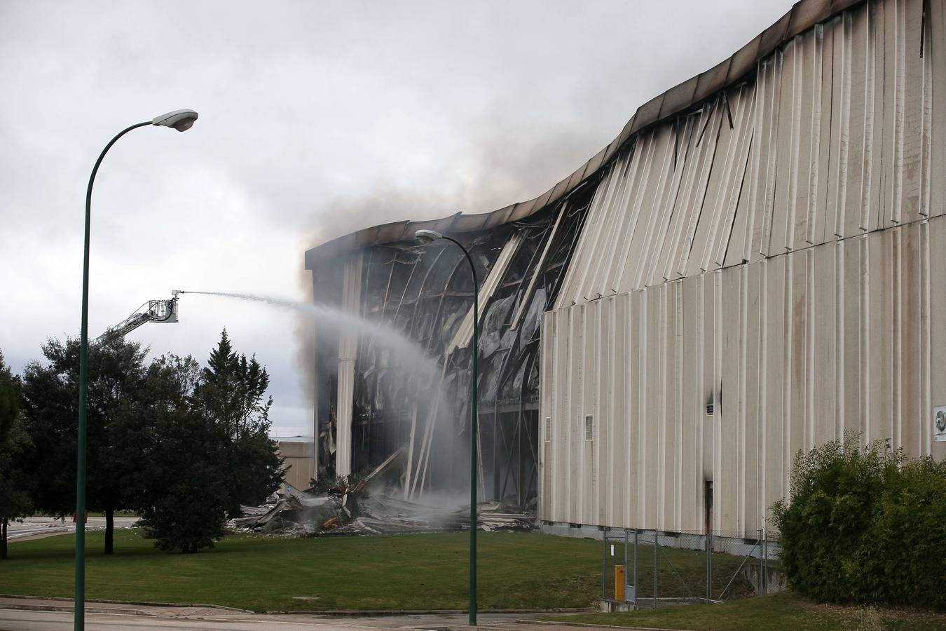 Domingo, 16 de noviembre: Vista del humo del incendio que causó daños muy graves en la planta principal de la empresa cárnica Campofrío en Burgos, en el polígono industrial de Gamonal-Villayuda. No se produjo ningún herido. El denso humo provocado por las llamas, obligó  cortar la ronda de circunvalación de la capital burgalesa y causando la colisión de dos camiones, por la escasa visibilidad.