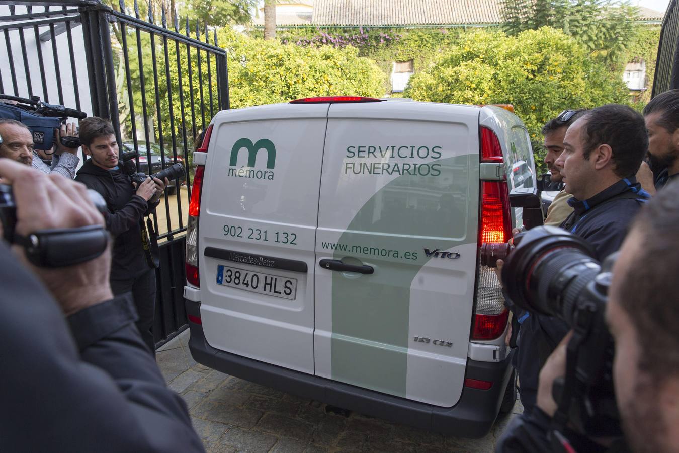 Jueves, 20 noviembre: El Palacio de Dueñas en Sevilla falleció la duquesa de Alba, Cayetana Fitz-James Stuart, cuya capilla ardiente quedó instalada en el Ayuntamiento hispalense. Fotografía: EFE/Julio Muñoz
