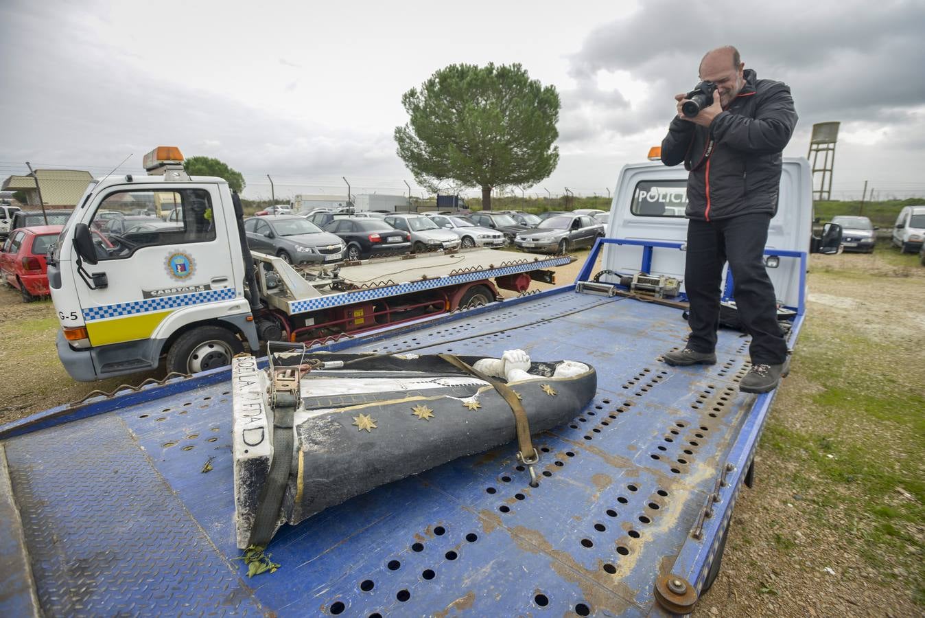 Lunes, 16 de noviembre. Derriban la imagen de La Soledad del Parque Infantil de Badajoz, atacada la semana pasada con pintura. El golpe contra el suelo afectó al manto de la estatua que está roto en varias zonas. Fotografía: JV Arnelas