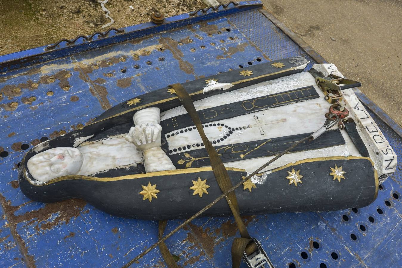 Lunes, 16 de noviembre. Derriban la imagen de La Soledad del Parque Infantil de Badajoz, atacada la semana pasada con pintura. El golpe contra el suelo afectó al manto de la estatua que está roto en varias zonas. Fotografía: JV Arnelas