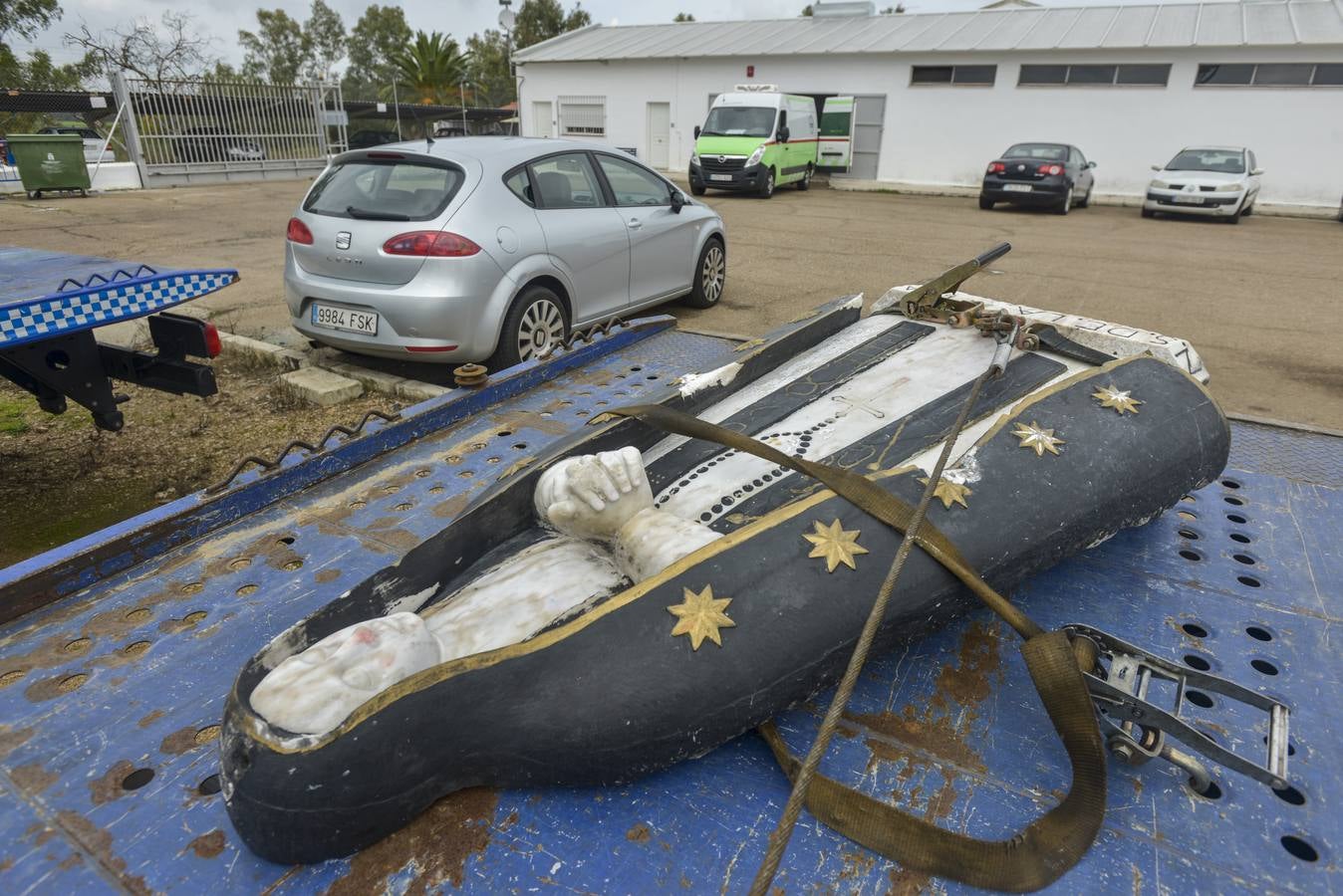 Lunes, 16 de noviembre. Derriban la imagen de La Soledad del Parque Infantil de Badajoz, atacada la semana pasada con pintura. El golpe contra el suelo afectó al manto de la estatua que está roto en varias zonas. Fotografía: JV Arnelas