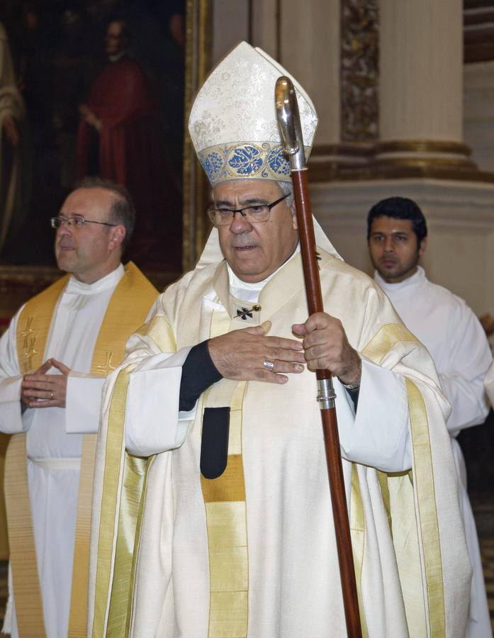 Domingo, 23 noviembre: El arzobispo de Granada, Francisco Javier Martínez, donde se ha postrado ante el altar mayor de la catedral de Granada para pedir perdón por los "escándalos" que han afectado a la Iglesia. El prelado ha permanecido tumbado durante varios minutos junto a otros religiosos delante de los numerosos fieles que han acudido a la eucaristía.El gesto de Martínez, que según explicó él, sólo hace también cada Viernes Santo, se produce a punto de cumplirse una semana desde que se hayan conocido públicamente los presuntos abusos sexuales cometidos por sacerdotes de su Archidiócesis. Fotografía: Agencias