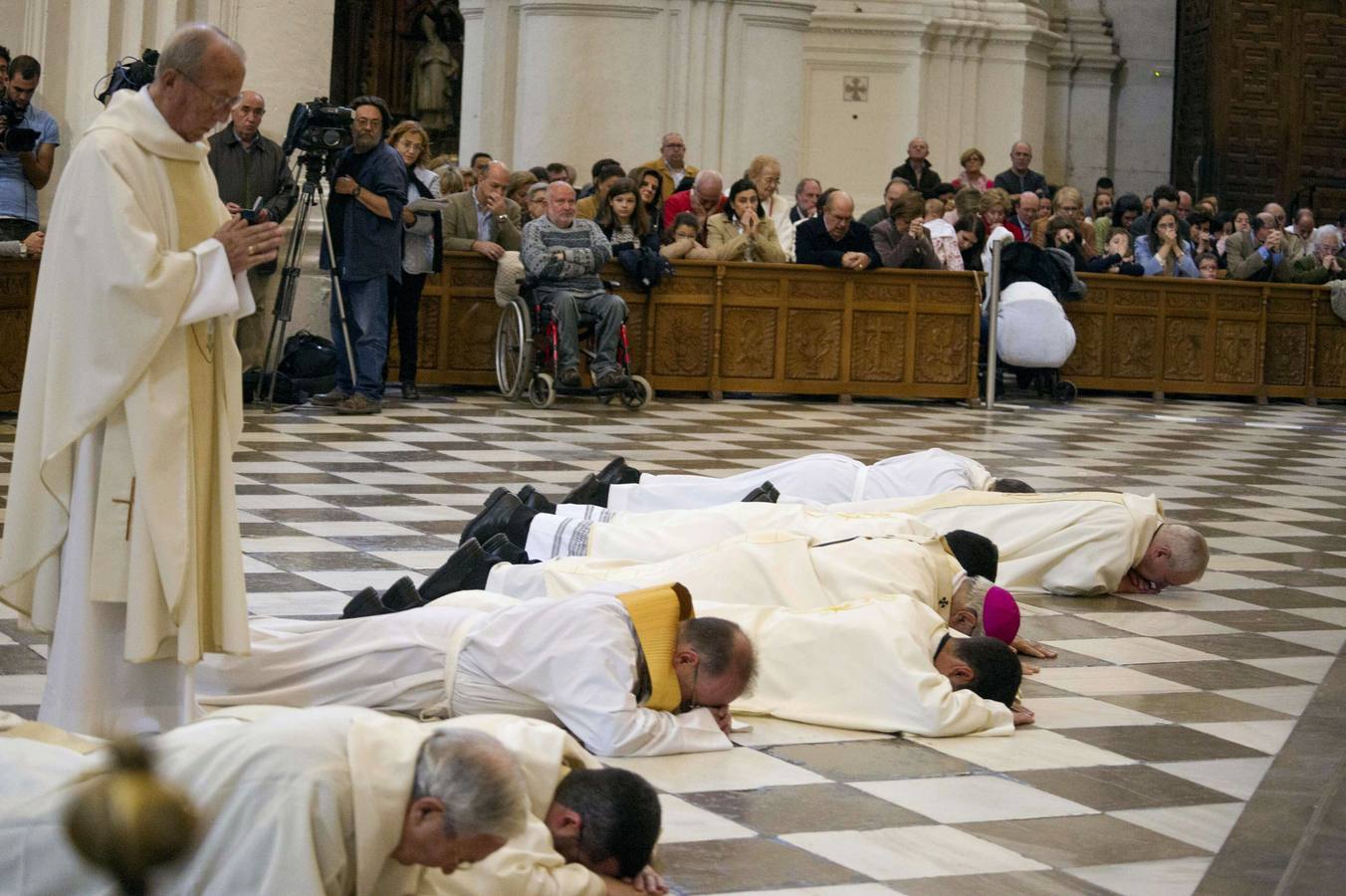 Domingo, 23 noviembre: El arzobispo de Granada, Francisco Javier Martínez, donde se ha postrado ante el altar mayor de la catedral de Granada para pedir perdón por los "escándalos" que han afectado a la Iglesia. El prelado ha permanecido tumbado durante varios minutos junto a otros religiosos delante de los numerosos fieles que han acudido a la eucaristía.El gesto de Martínez, que según explicó él, sólo hace también cada Viernes Santo, se produce a punto de cumplirse una semana desde que se hayan conocido públicamente los presuntos abusos sexuales cometidos por sacerdotes de su Archidiócesis. Fotografía: Agencias